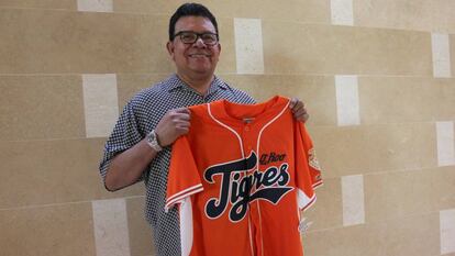 El mexicano Fernando Valenzuela, exlanzado, muestra la camiseta de los Tigres de Quintana Roo