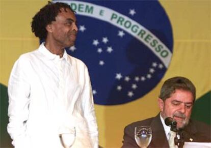 El cantante Gilberto Gil, a la izquierda, presentado como ministro de Cultura por el presidente Lula.