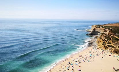 Playa en Ericeira, una de las grandes zonas surferas de Portugal.