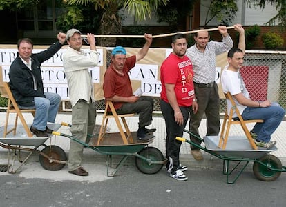 Vecinos de San Xurxo de Vea, en A Estrada, denuncian la falta de transporte electoral.