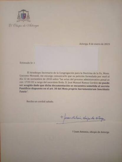 Carta enviada por el obispo de Astorga acogiéndose al secreto pontificio para no hacerle entrega de la documentación de su caso canónico.