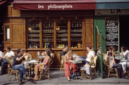Cafés en la Rue Vieille du Temple de París.