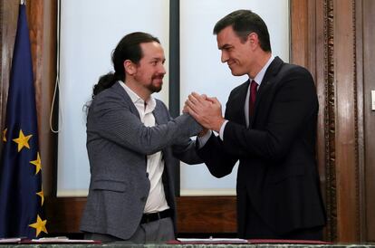 Sánchez e Iglesias, en su comparecencia de este lunes. PSOE y Podemos acuerdan derogar parcialmente la reforma laboral y subir los impuestos a las rentas más altas.