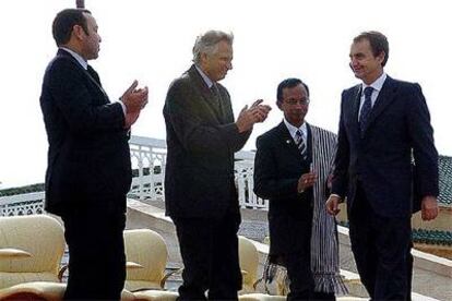 José Luis Rodríguez Zapatero recibe el aplauso del rey Mohamed VI (a la izquierda) y de los otros invitados al 50º aniversario de la independencia de Marruecos, el primer ministro francés, Dominique de Villepin (en el centro), y un representante de Madagascar.