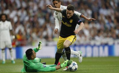 Gameiro trata de superar a Keylor Navas en el partido de ida de las semifinales de la Champions.