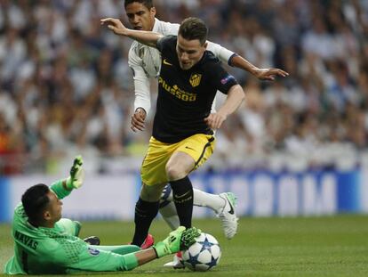 Gameiro trata de superar a Keylor Navas en el partido de ida de las semifinales de la Champions.