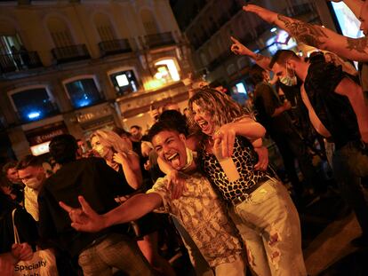 Cientos de personas celebran en la Puerta del Sol de Madrid el fin del estado de alarma.