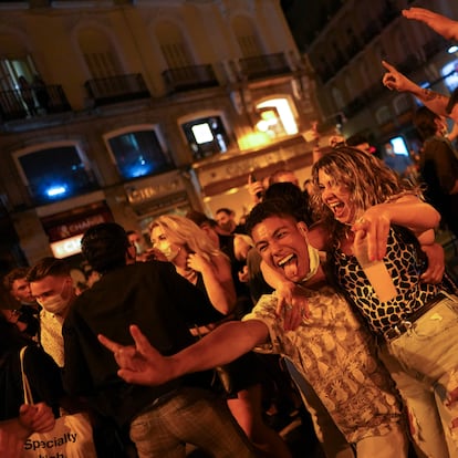 MADRID 09-05-2021. Cientos de personas celebran en la Puerta del Sol de Madrid el fin del estado de alarma. Foto: LUIS DE VEGA