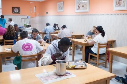 Momento del almuerzo a mediodía en el comedor del Centro para Personas sin Hogar de Pozas, en Malasaña.