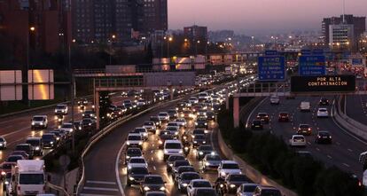 Trafico en la M-30 de Madrid.