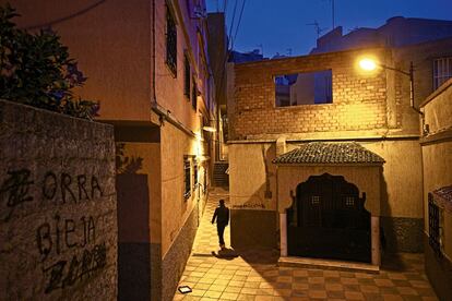 Una imagen nocturna del barrio. El primer consejo al recién llegado es que evite las calles del Príncipe cuando cae el sol.