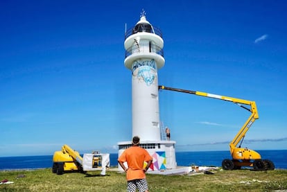 Okuda supervisa los primeros trazos de la obra en el faro de Ajo. |