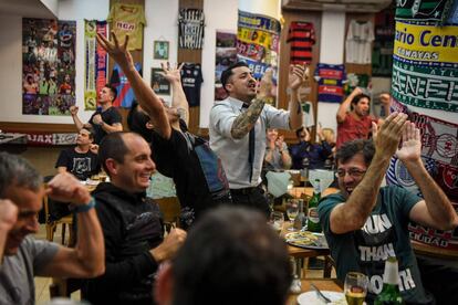 Seguidores argentinos siguen a trav&eacute;s de la televisi&oacute;n en un bar la clasificaci&oacute;n de su equipo.