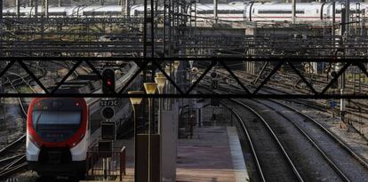 Un  tren de Cercanías y un AVE en el entorno de la estación madrileña de Atocha.