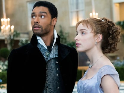 Regé-Jean Page y Phoebe Dynevor, en un capítulo de la primera temporada de 'Los Bridgerton'.