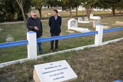 Antonio Ruiz y Francisco Ruiz, padre e hijo y alcaldes de Tarifa en 1988 y en la actualidad.