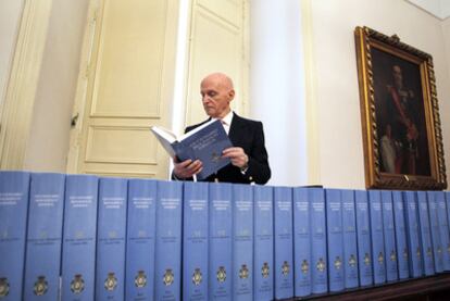 Gonzalo Anes, director de la Real Academia de Historia, retratado ayer en la sede de la institución con los tomos impresos del <i>Diccionario Biográfico Español.</i>