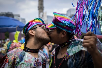 Jorge y Bryan, pareja de la comunidad LGBT, se besan frente al Ángel de la Independencia.