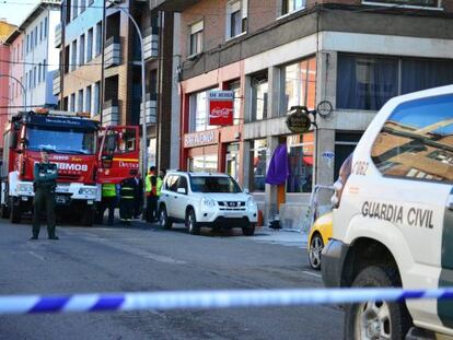 Bomberos y guardias civiles, en el lugar de los hechos en Guardo.