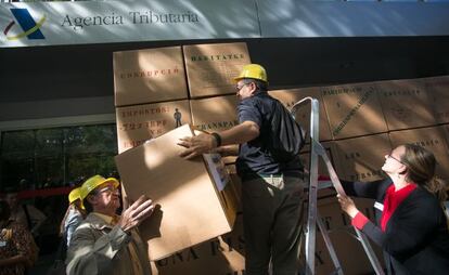 Miembros de la Plataforma Pobreza Cero realizan una perfomance delante de la Agencia Tributaria.