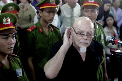 Gary Glitter durante la lectura de su sentencia en el tribunal de Vietnam.