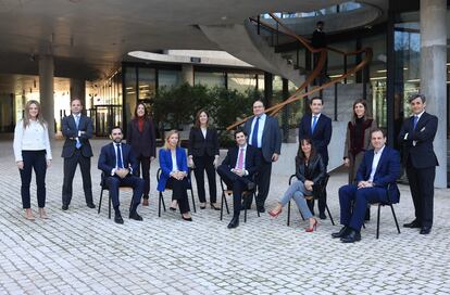 Equipo de préstamos BBVA:
De pie de izquierda a derecha: Aida López, Jaime Navarro, Maite Vizán, Isabel Lacruz, Julián López, Rubén Castrillo, Karla Ceño, Borja Saéz de Montagut
Sentados de izquierda a derecha: Luis Léniz, Almudena López Blas, Pablo Arsuaga, Noelia Hilara y Miguel Castillo.
