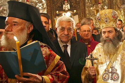 El presidente palestino, Mahmud Abbas, durante una misa ortodoxa en Belén en la que se rezó por Sharon.