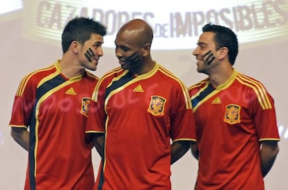 Senna, con la camiseta de la selección, entre Villa y Xavi, en 2009.