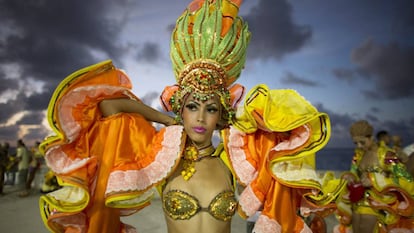 Una joven se prepara durante el carnaval de La Habana (Cuba).