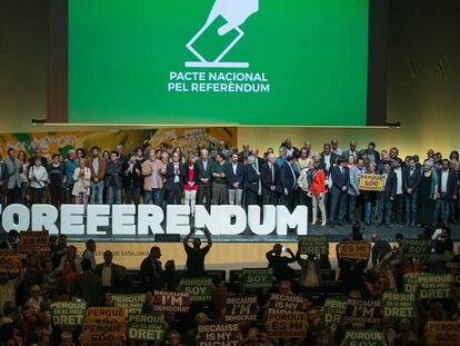 Els membres del Pacte Nacional pel Referèndum, en l'acte d'aquest divendres.