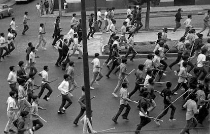 Militares armados en el final de la marcha