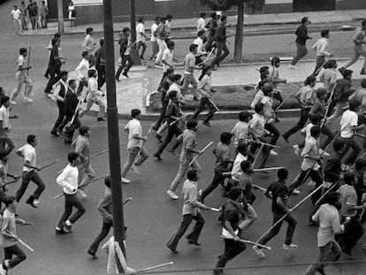 Paramilitares armados en el final de la marcha de estudiantes reprimida el 10 de junio de 1971.