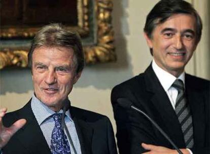 Bernard Kouchner (izquierda) junto al ministro de Exteriores saliente, Philippe Douste-Blazy, ayer en París.