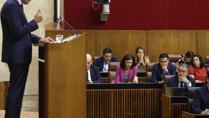 El secretario general del PSOE-A, Juan Espadas, escucha al presidente de la Junta, Juan Manuel Moreno, durante el debate sobre el estado de la comunidad en el Parlamento autónomo.
