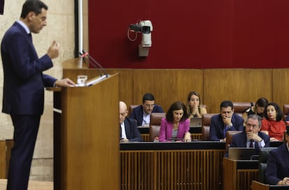 El portavoz del PSOE-A, Juan Espadas, escucha al presidente de la Junta, Juan Manuel Moreno, en el debate sobre el estado de la comunidad en el Parlamento de Andalucía.