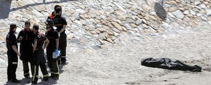 A group of firefighters next to Diego Pérez’s body at Cala Cortina.