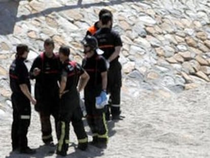 A group of firefighters next to Diego Pérez’s body at Cala Cortina.