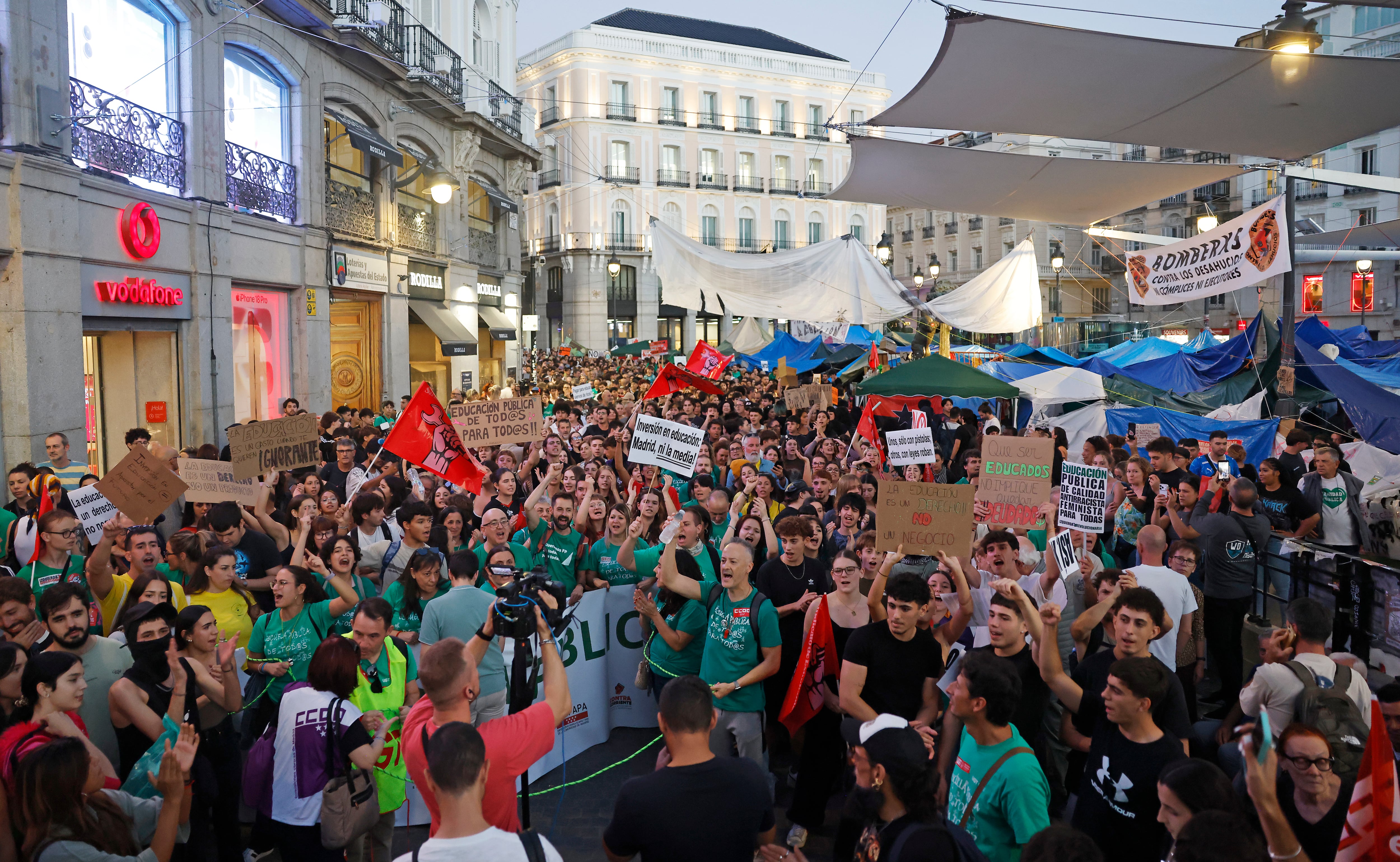 La calle juega en campaña: Ayuso se lanza contra las protestas mientras el Gobierno abraza incluso la huelga general