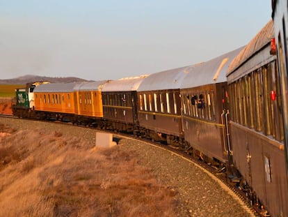 Uno de los trenes de la asociación a punto de llegar a Encinacorba, en Zaragoza.