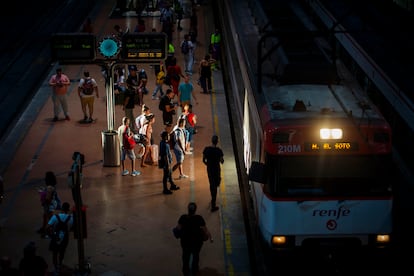 Viajeros de Cercanías en la estación Puerta de Atocha Almudena Grandes, en Madrid.