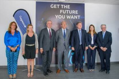 De izqda. a derecha, Rosa Sánchez, concejala de promoción y captación de inversiones del Ayuntamiento de Málaga, Carmen Sánchez Sierra, delegada territorial de economía y empleo; Francisco de la Torre, alcalde de Málaga; Rogelio Velasco, consejero de Transformación Económica, Industria, Conocimiento y Universidades de la Junta de Andalucía en funciones; Luis Abad, consejero delegado de Capgemini; Susana Carrillo, concejala delegada del Área de Innovación y Digitalización Urbana del Ayuntamiento de Málaga y Felipe Romera, director general de Málaga TechPark
 