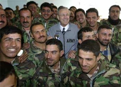 Donald Rumsfeld posa junto a agentes de las tropas civiles iraquíes entradas por el ejército americano.