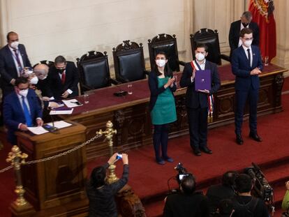 La presidenta de la Convención Constitucional, María Elisa Quinteros, y el vicepresidente, Gaspar Domínguez, aplauden mientras Gabriel Boric recibe el texto final de la propuesta de Carta Magna, el 4 de julio de 2022.