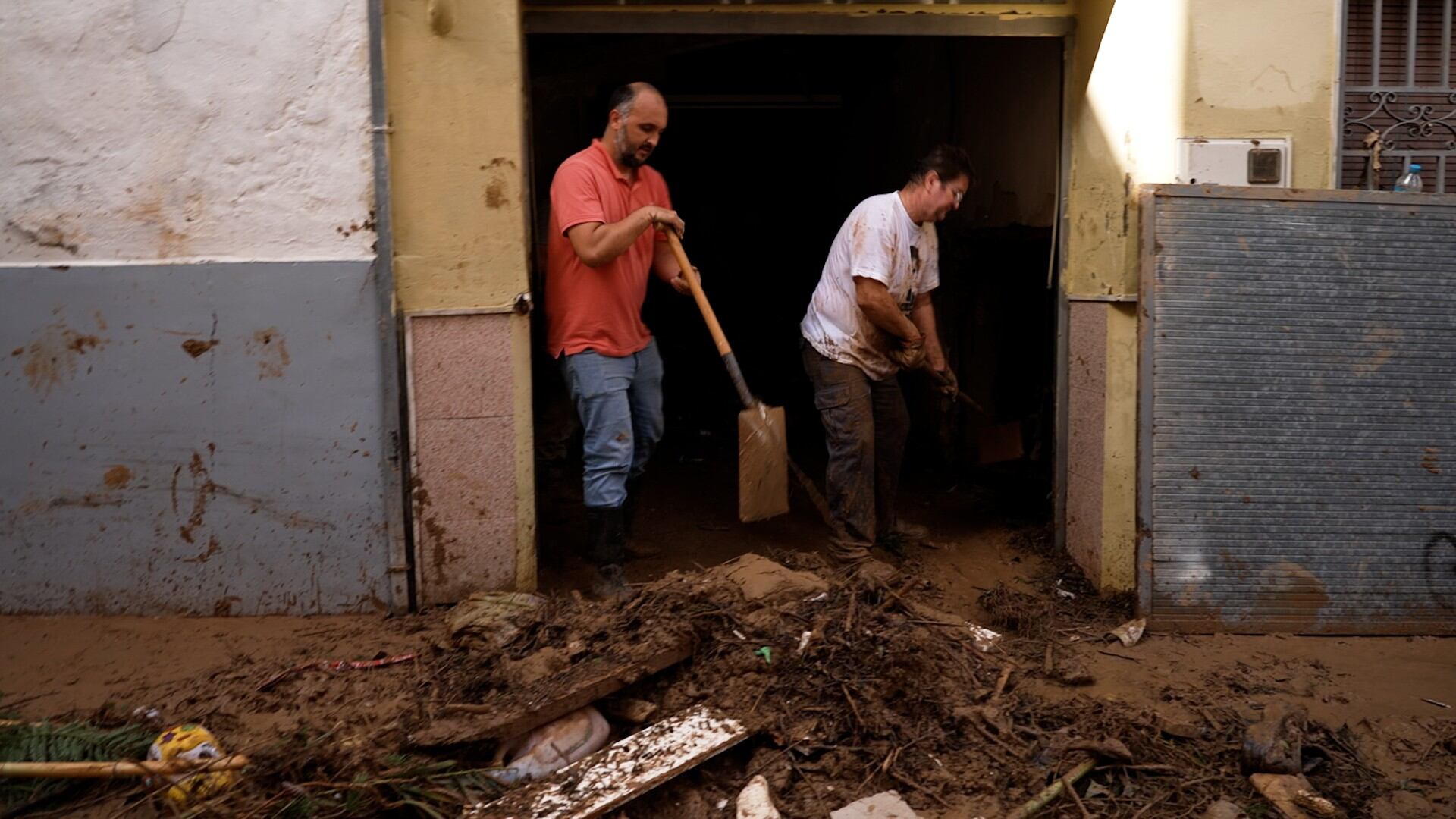 Vídeo | Chiva, la solidaridad de un pueblo aislado: “Solo funciona el boca a boca, no tenemos contacto con el exterior”