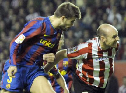 Toquero disputa un balón con Piqué.