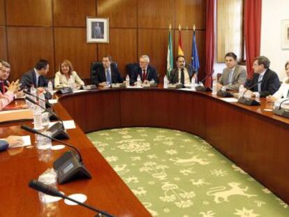 Los integrantes de la comisión de investigación de los ERE, en la primera reunión en el Parlamento andaluz.