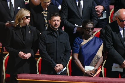 El 26 de abril, Zelenski asistió al funeral del papa Francisco con una chaqueta y camisa negras de su nuevo guardarropa, diseñado por el ucraniano Viktor Anisimov.