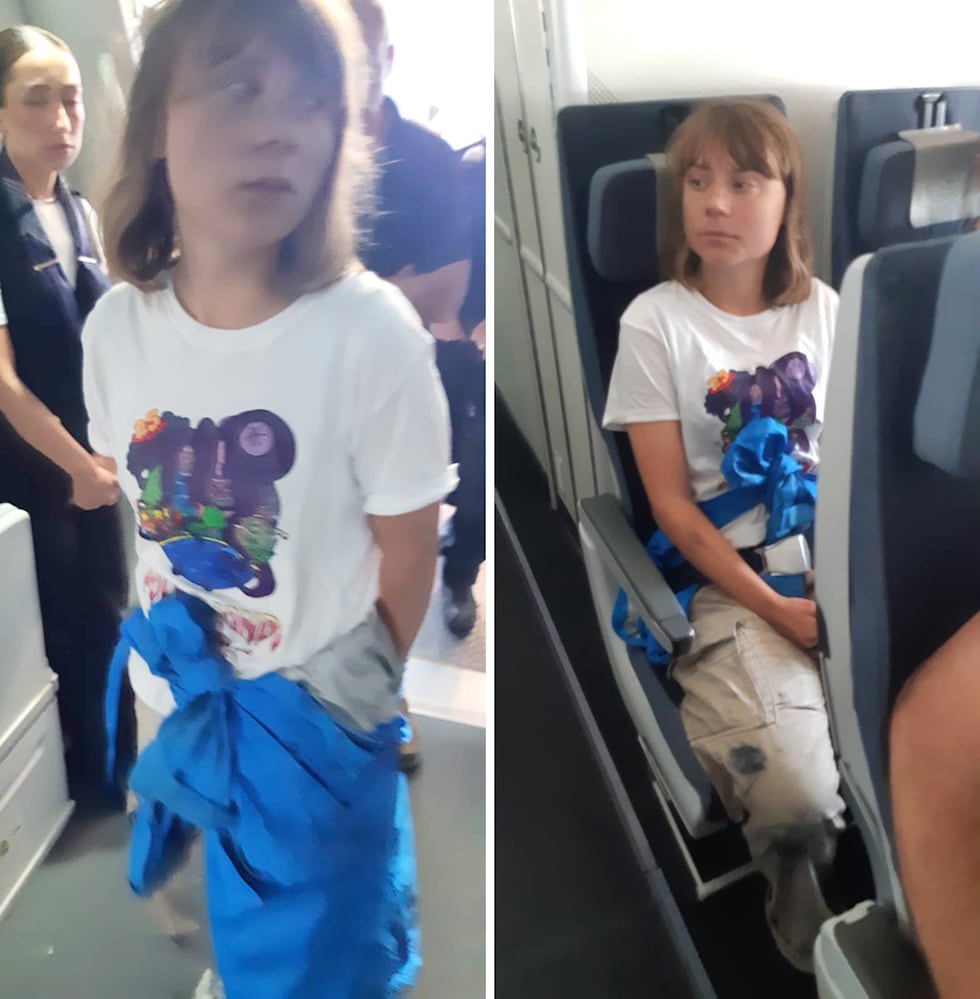 La activista Greta Thunberg, este martes en el avión que la traslada a París, desde donde viajará a Suecia, en una imagen publicada en las redes sociales del Ministerio de Exteriores de Israel.