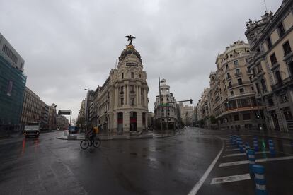 Vista de la intersección entre la calle Alcalá y la Gran Vía de Madrid, totalmente vacía el jueves 16 de abril.