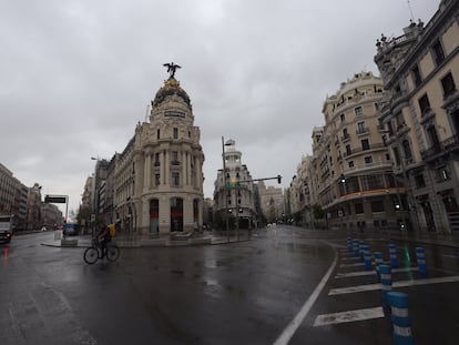 Vista de la intersección entre la calle Alcalá y la Gran Vía de Madrid, totalmente vacía el jueves 16 de abril.